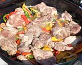 Foto del paso 5 de la receta: Bondiola a la cerveza al disco. 🥘