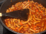 Macarrones de guisantes con atún y verduras