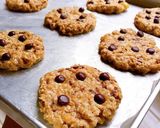 Foto langkah ke 4 dari resep Banana Oat Choco Cookies.
