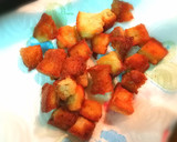 Foto del paso 4 de la receta: Ensalada templada de cherrys con pan frito y aceitunas negras