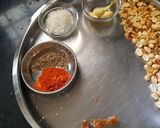 A picture of step 1 of Dry peanut chutney.