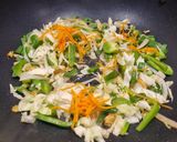 A picture of step 2 of Stir Fried Mixed Vegetables and Eggs Hakka Noodles.