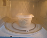 Foto del paso 1 de la receta: Decoración de chocolate blanco para postre "reflexión"