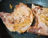 Foto del paso 7 de la receta: Chuleta de Sajonia a la plancha con repollo y patata rehogados