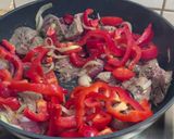 A picture of step 3 of Goose Liver with Onions and Bell Peppers.