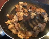 รูปขั้นตอนการทำที่ 2 ของ เบอเกอร์หมูกับเห็ดไวท์ครีมซอสคีโต