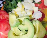 Foto del paso 1 de la receta: Ensalada con tomates🍅 Manzana 🍏 Palta 🥑Palmitos Espinacas 🥗