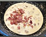 Tejszínes-gombás spagetti fekete-erdei sonkával recept fázis 3 fotója