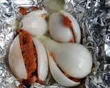 Foto del paso 3 de la receta: Cebollas asadas rellenas chorizo y queso manchego