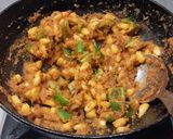 A picture of step 10 of Corn paneer capsicum curry.
