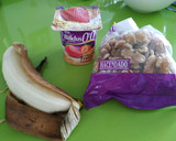 Foto del paso 1 de la receta: Plátano con yogur y nueces