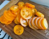 Une image de l'étape 1 de Salade de tomates bicolores à l’oignon rouge et mozzarella.
