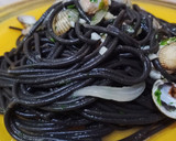Foto del paso 6 de la receta: Spaghetti Negros con berberechos