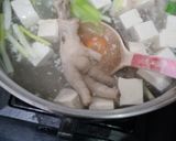 Foto langkah ke 2 dari resep Sup Ceker Tahu Wortel.