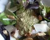 Foto del passaggio 8 della ricetta Insalatona con petti di pollo e salsa "caesar salad" alla luciano