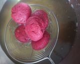 A picture of step 5 of Beetroot semolina kachauri.