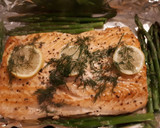 Foto del paso 6 de la receta: Salmón al horno, espárragos verdes y salsa de yogur, pepino y eneldo