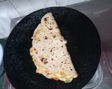 A picture of step 3 of Roti Omelete.