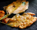 A picture of step 5 of Crispy palak pakora (crispy spinach fritters).