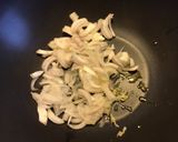 Une image de l'étape 2 de Tagliatelles de panais et courgettes aux saucisses de Thuringe.