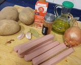 Foto del paso 1 de la receta: Salchipapas con tomate