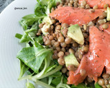 Foto del paso 7 de la receta: Ensalada de lentejas con canónigos, salmón y aguacate