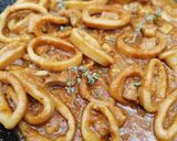 Foto del paso 9 de la receta Calamares en salsa de vino tinto con panceta