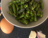 Foto del paso 1 de la receta: Espárragos trigueros con ajo y huevo