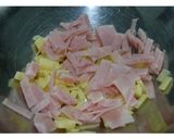 Foto del paso 2 de la receta: Empanadillas con verdeo, jamón, queso y huevo batido