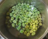 Foto del paso 2 de la receta: Papas salteadas en gajos con habas