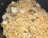 Foto del paso 6 de la receta: Fusilli Lunghi en salsa de almeja picante