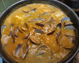 Foto del paso 6 de la receta: Bacalao a la marinera con langostinos y almejas