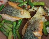 A picture of step 2 of Salmon & Asparagus Udon Noodles.