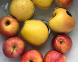 Foto del paso 1 de la receta Mermelada especiada de manzanas con piel y sin azúcar añadido, al microondas