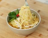 Foto langkah ke 8 dari resep Bihun Ayam Kuah Laksa Devina Hermawan.