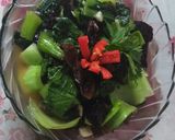 Foto langkah ke 4 dari resep Cah sawi daging jamur kuping.