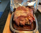 Foto del paso 3 de la receta: Bondiola de cerdo arrollada al horno con reducción de Malbec y salsa de soja