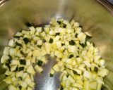 Foto del passaggio 2 della ricetta Risotto con zucchina genovese e gamberetti