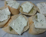 Foto del paso 5 de la receta: Pan de ajo con queso fundido