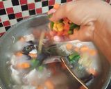 Foto langkah ke 2 dari resep Soup Ayam Jamur.