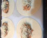 Foto del paso 2 de la receta: Empanadillas de atún olivas negras y queso de fundir