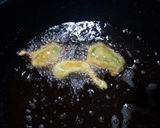 A picture of step 3 of Hari mirch k pakoray.