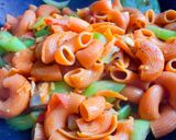 Hình bước làm 5 của món Nui Xào Cá Ngừ Hộp & Cà Chua Phủ Phô Mai