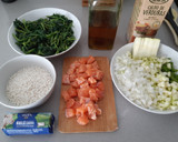 Foto del paso 1 de la receta: Risotto de calabacín, espinacas y salmón con rulo de cabra