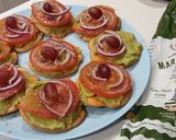 Foto del paso 5 de la receta: Galletas Saladas con Guacamole, Tomate y Uva