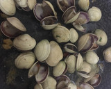 Foto del paso 2 de la receta: Fideo chino con almejas y gambitas