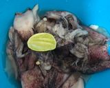 Foto langkah ke 1 dari resep Tumis Asam Cumi Jagung Muda.