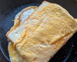 Foto langkah ke 5 dari resep Bekal anak sekolah (Toast isi telur ceplok).