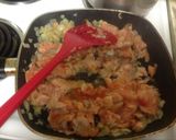 Foto langkah ke 3 dari resep Cheesy Smoked Salmon Pasta Bake.