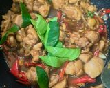 รูปขั้นตอนการทำที่ 2 ของ ไก่ผัดตะไคร้ใบโหระพา